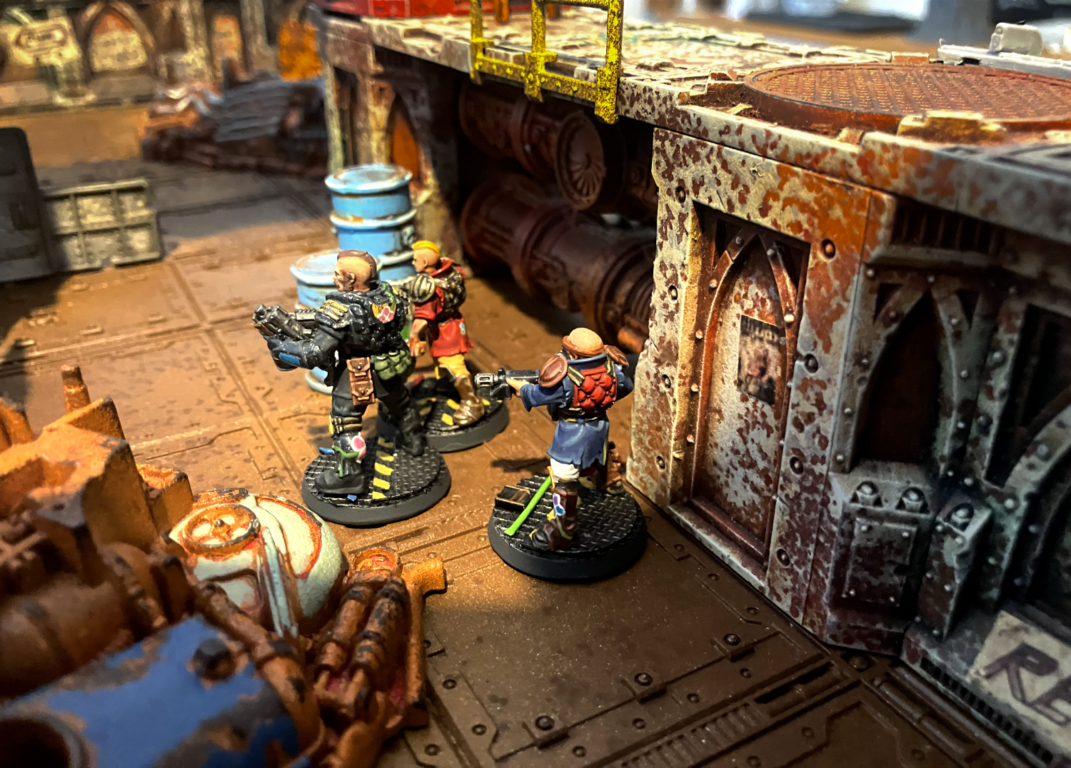 A champ with a bolter and two scum